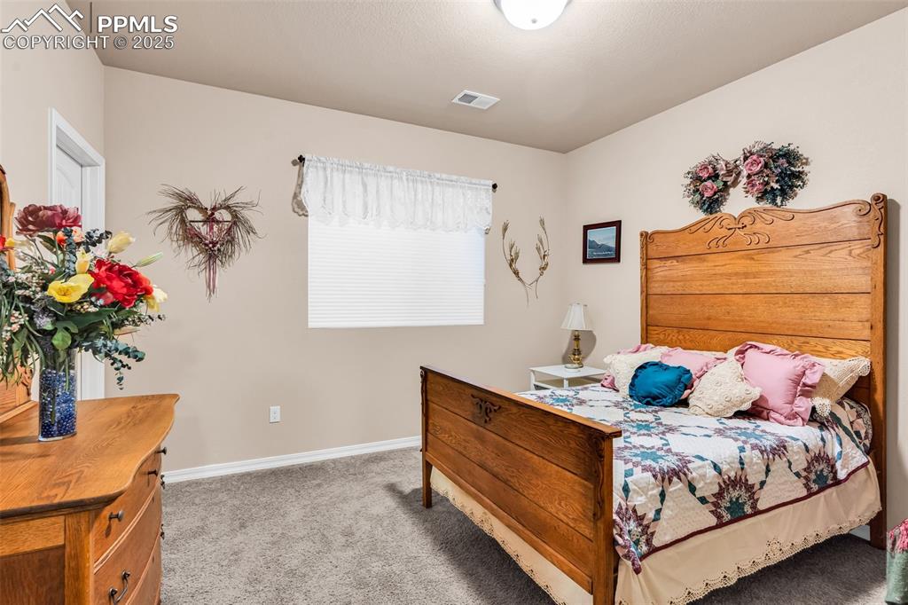 Image 27 of 32: Bedroom