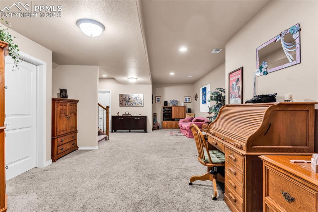 Image 28 of 32: Office