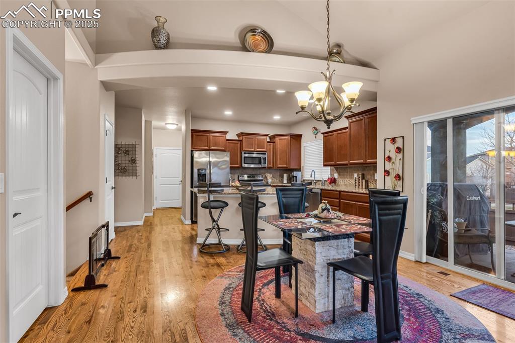 Image 4 of 32: Dining Area