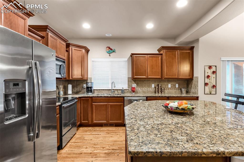 Image 9 of 32: Kitchen