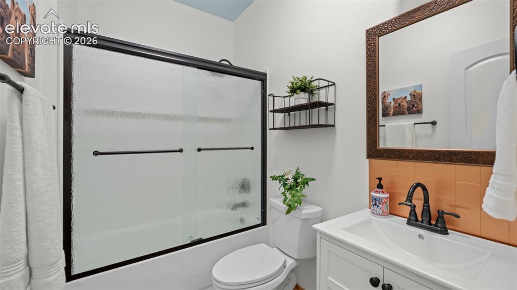 Image 11 of 50: Bathroom