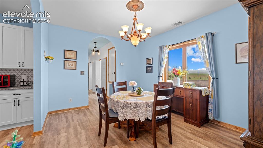 Image 14 of 50: Dining Area