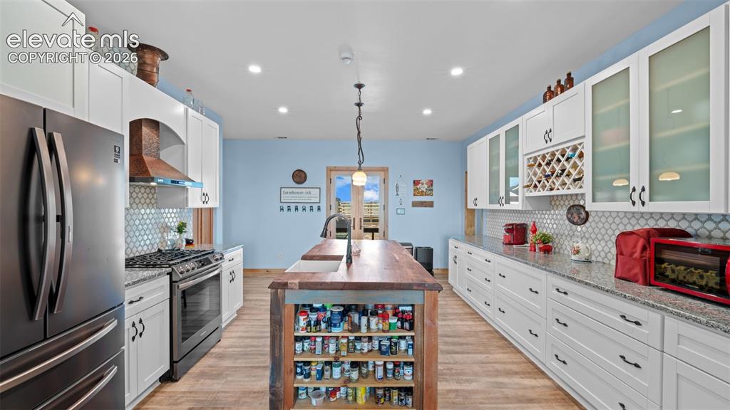 Image 17 of 50: Kitchen