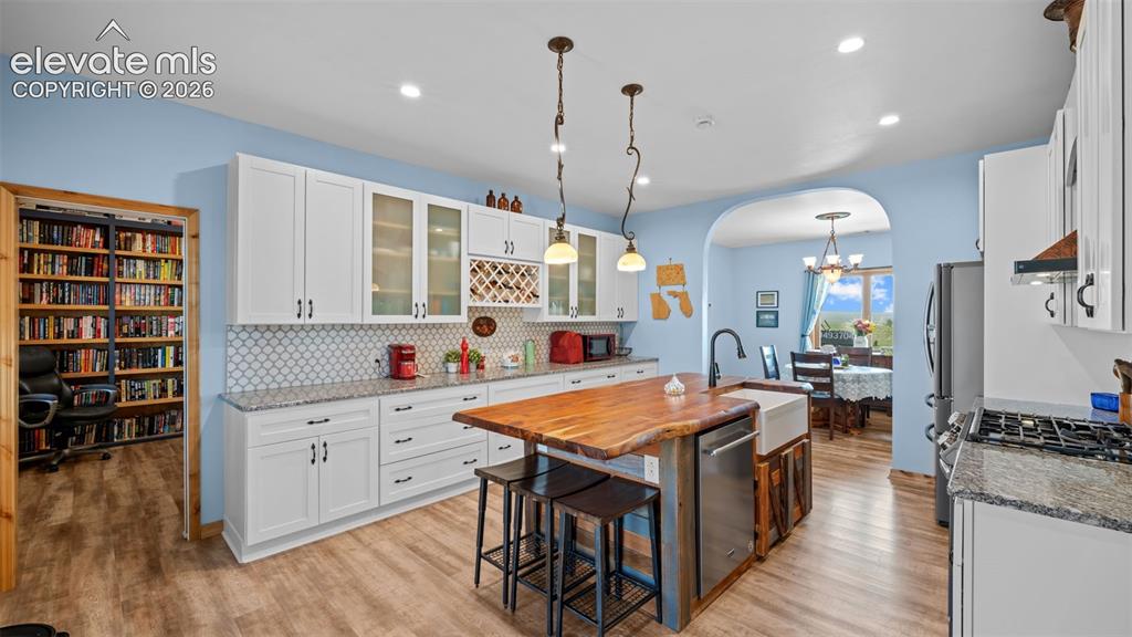 Image 18 of 50: Kitchen