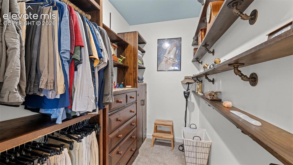 Image 29 of 50: Closet