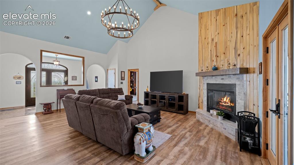 Image 8 of 50: Living Room
