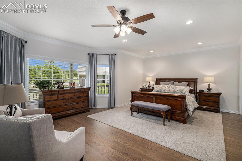 Image 12 of 50: Bedroom