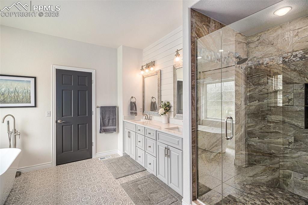 Image 14 of 50: Bathroom