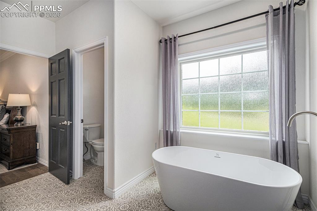 Image 15 of 50: Bathroom