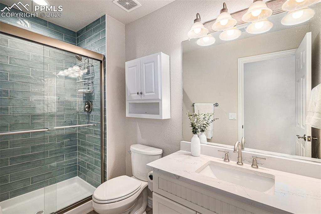 Image 25 of 50: Bathroom