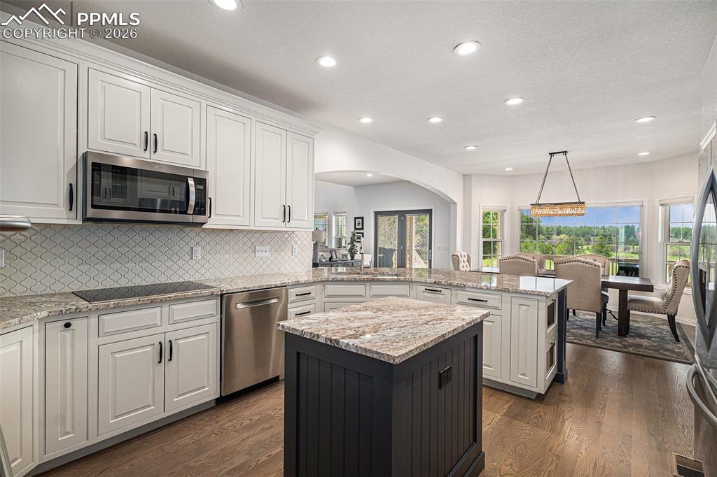 Image 8 of 50: Kitchen