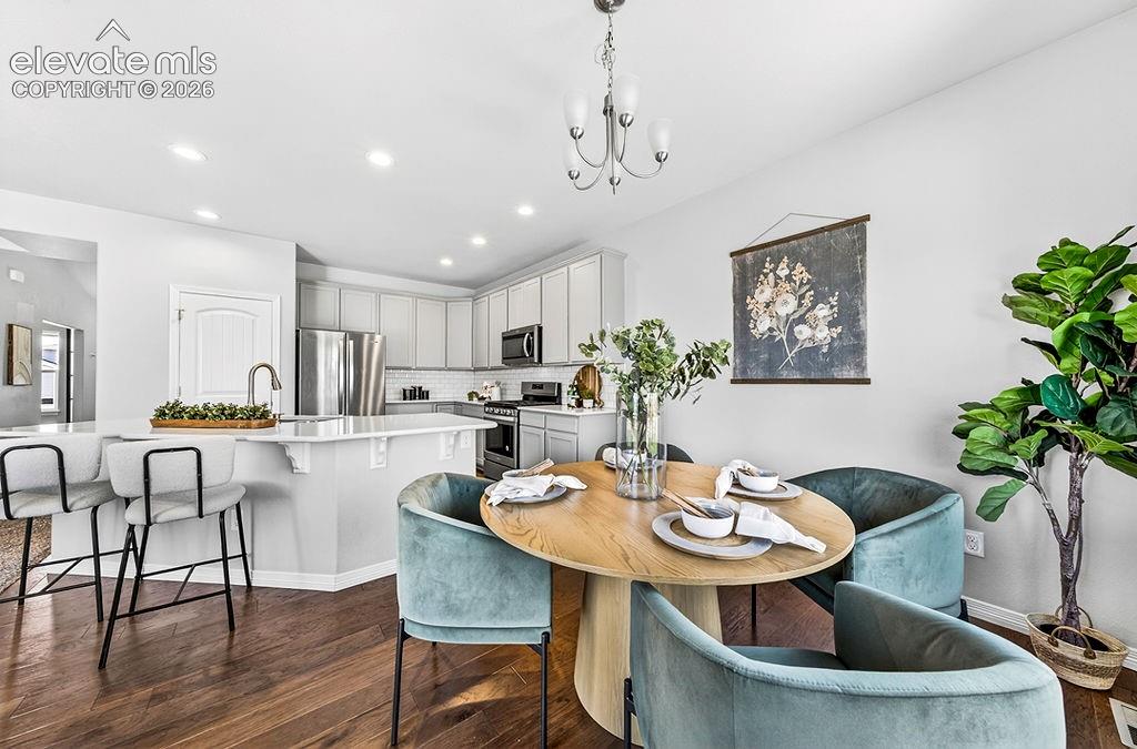 Image 13 of 50: Dining Area