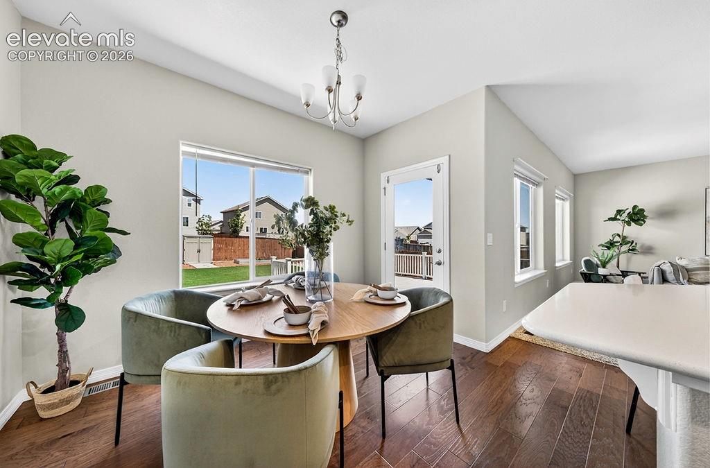 Image 14 of 50: Dining Area