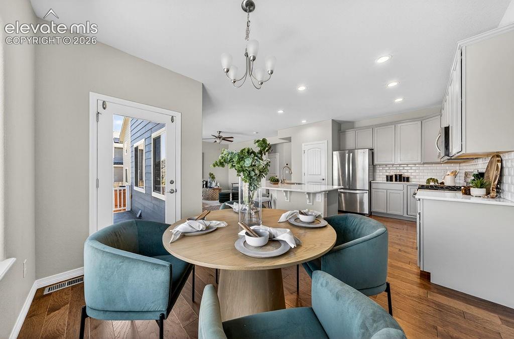 Image 15 of 50: Dining Area