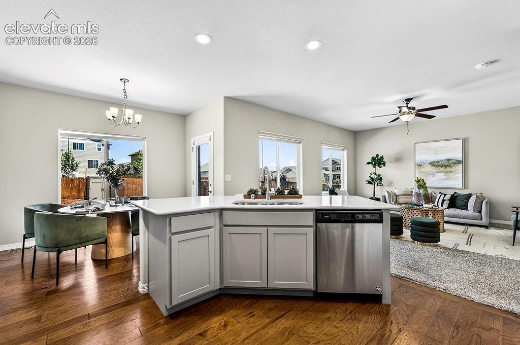Image 18 of 50: Kitchen