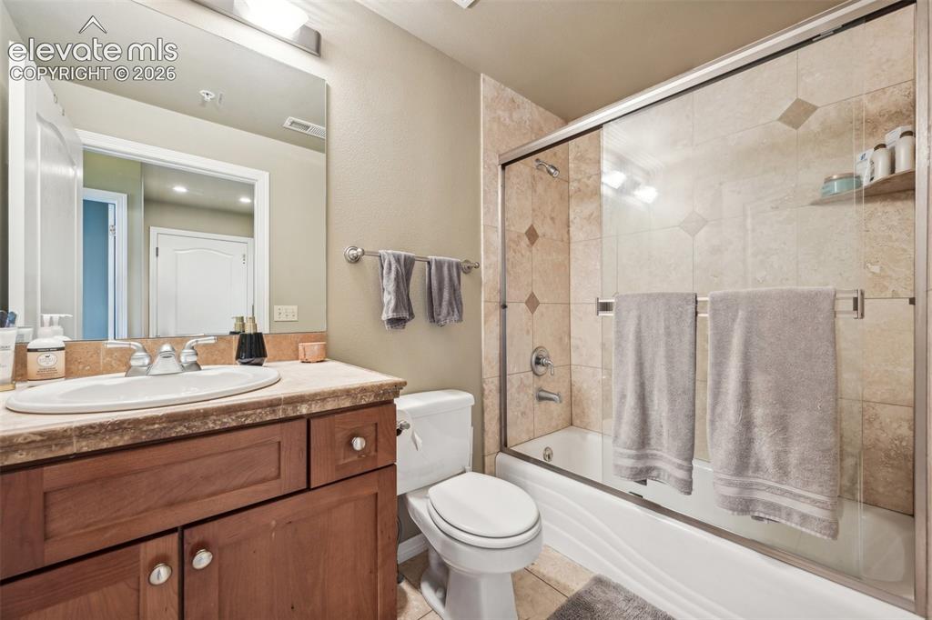Image 18 of 45: Bathroom