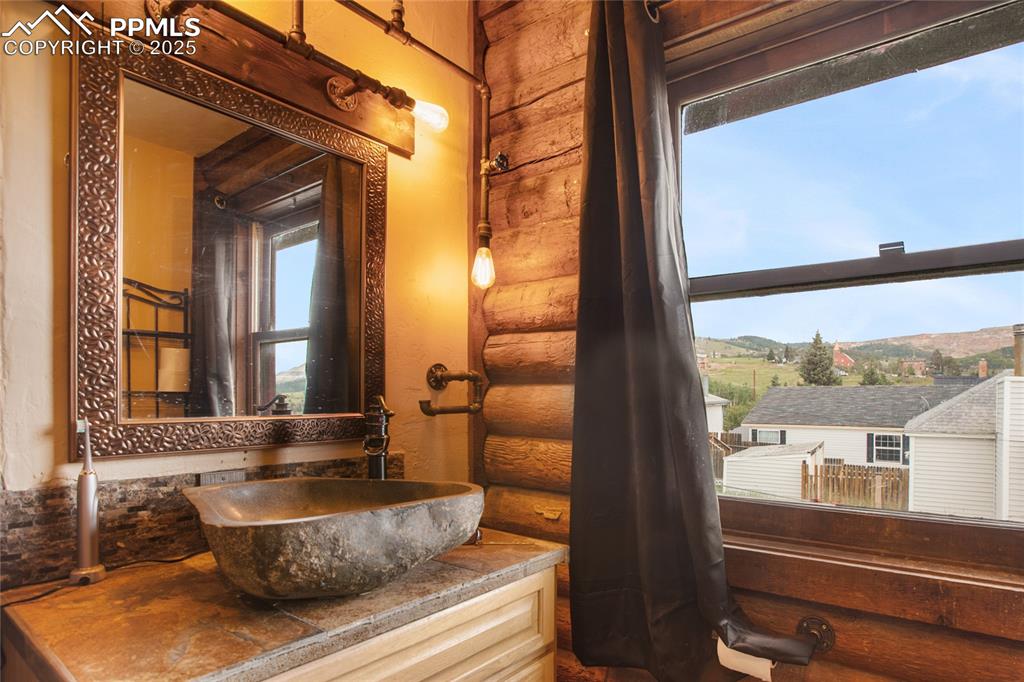 Image 15 of 28: Bathroom