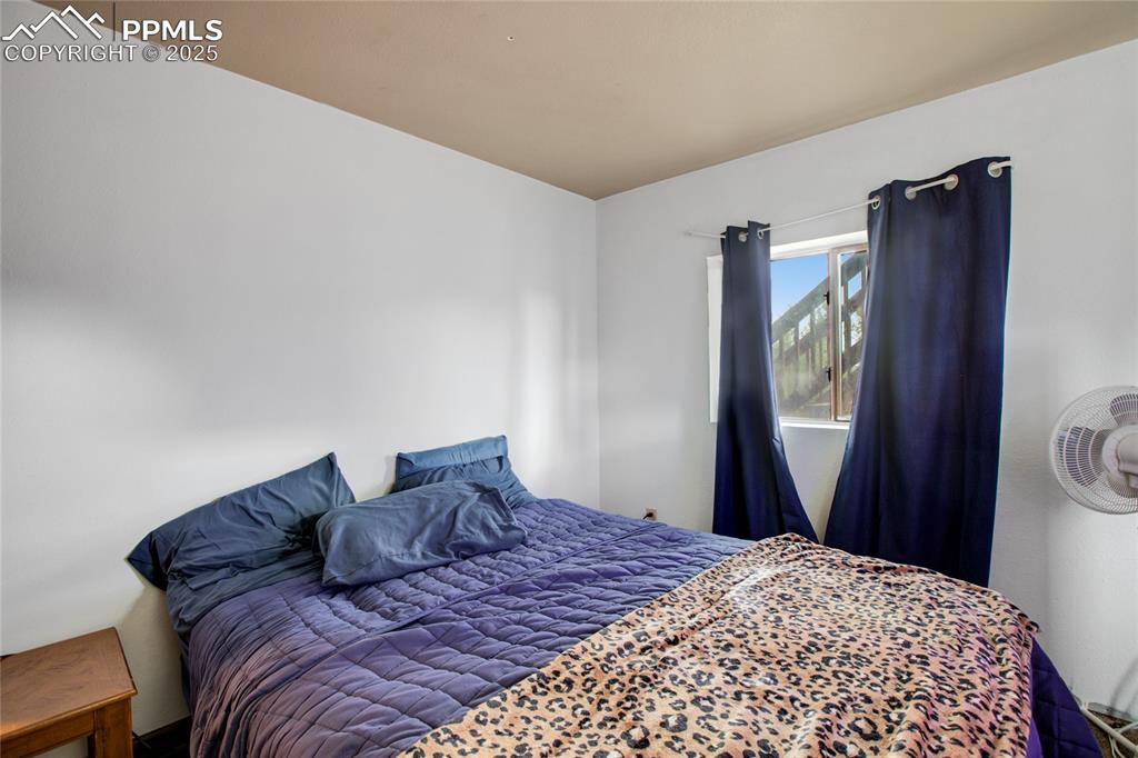 Image 22 of 28: Bedroom