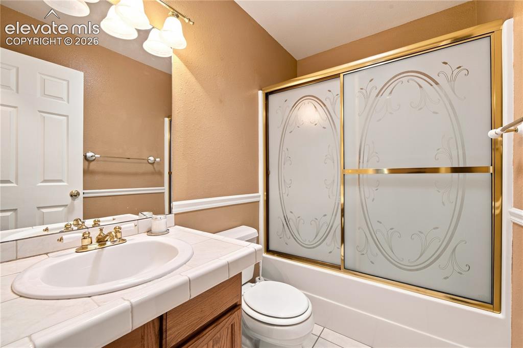 Image 18 of 38: Bathroom