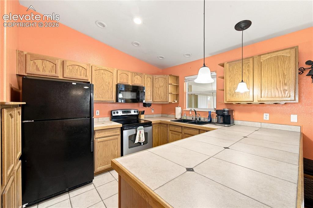 Image 9 of 38: Kitchen