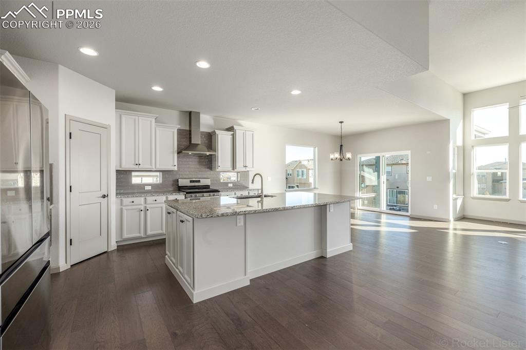 Image 10 of 46: Kitchen