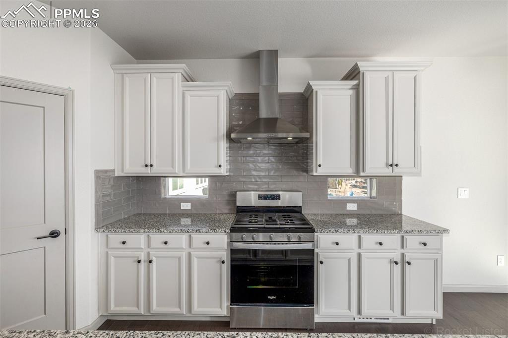 Image 14 of 46: Kitchen