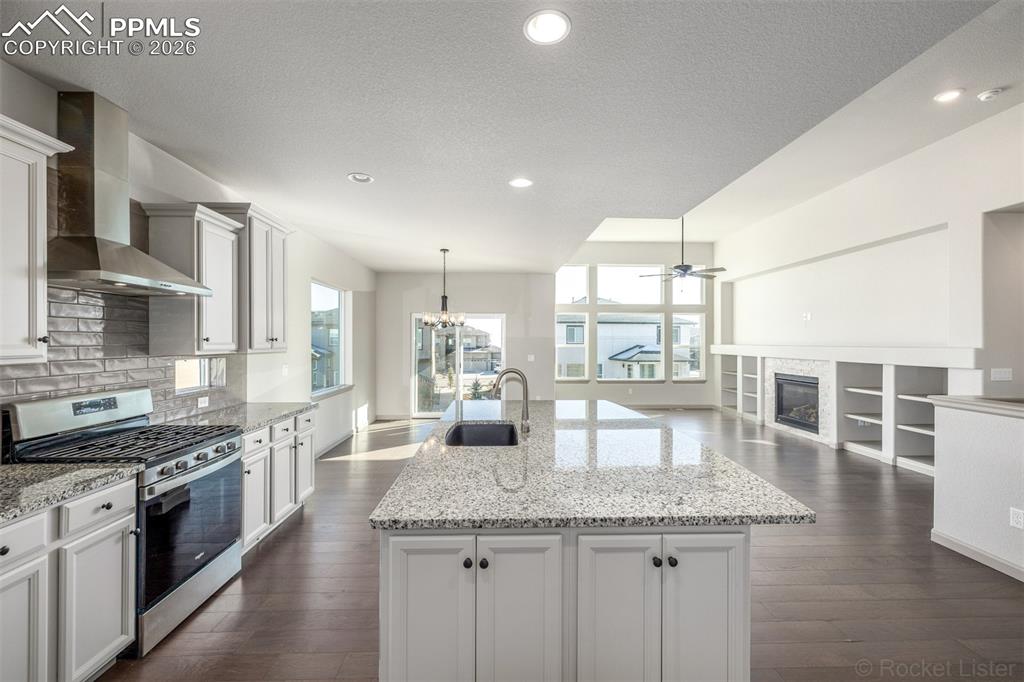 Image 15 of 46: Kitchen