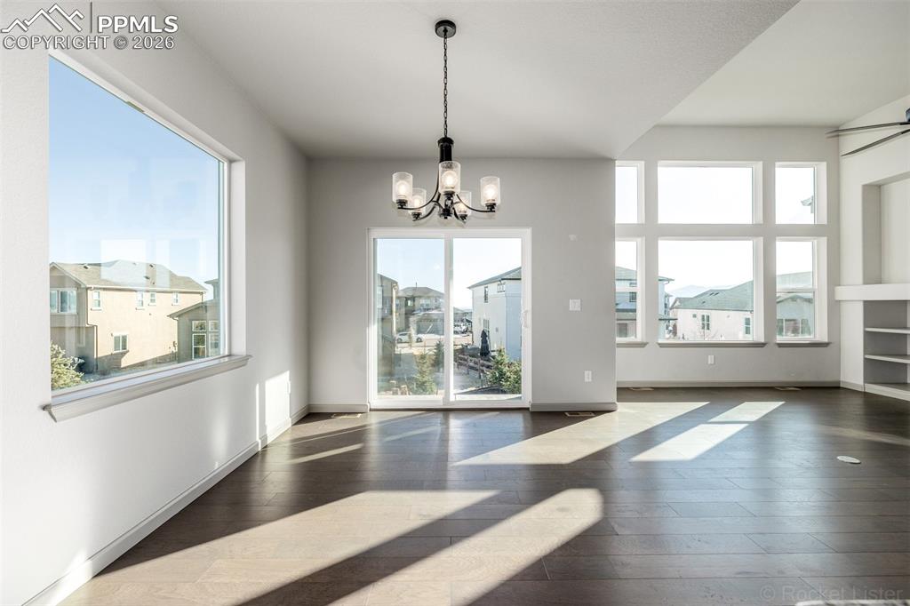 Image 16 of 46: Dining Area