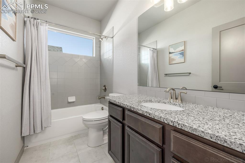 Image 27 of 46: Bathroom