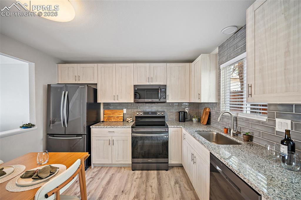 Image 10 of 29: Kitchen