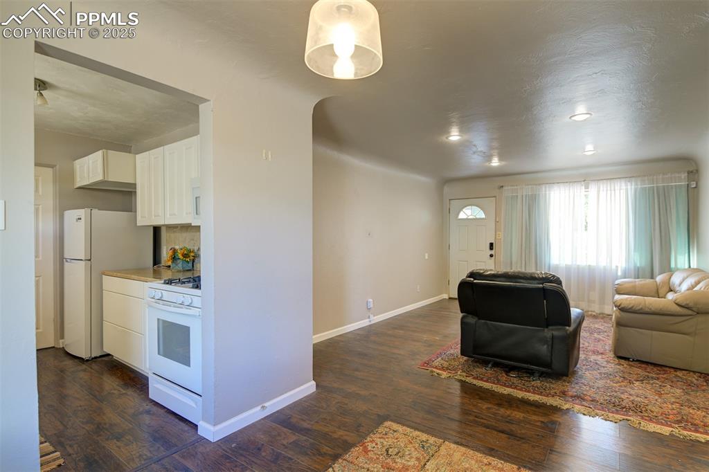 Image 10 of 23: This home has newer vinyl double pane windows throughout