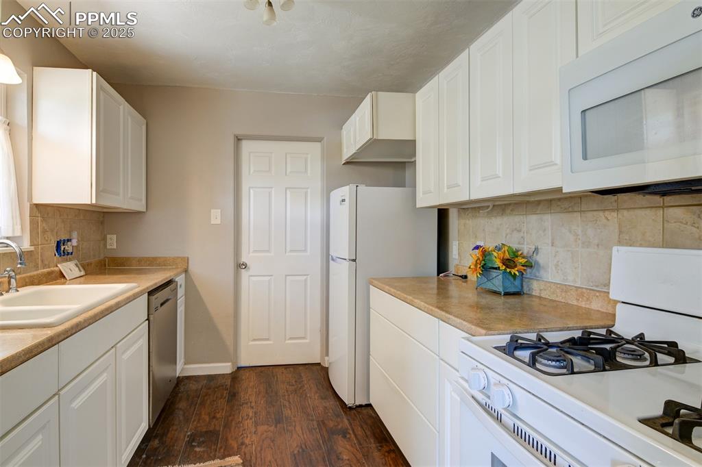 Image 11 of 23: Lovely compact kitchen