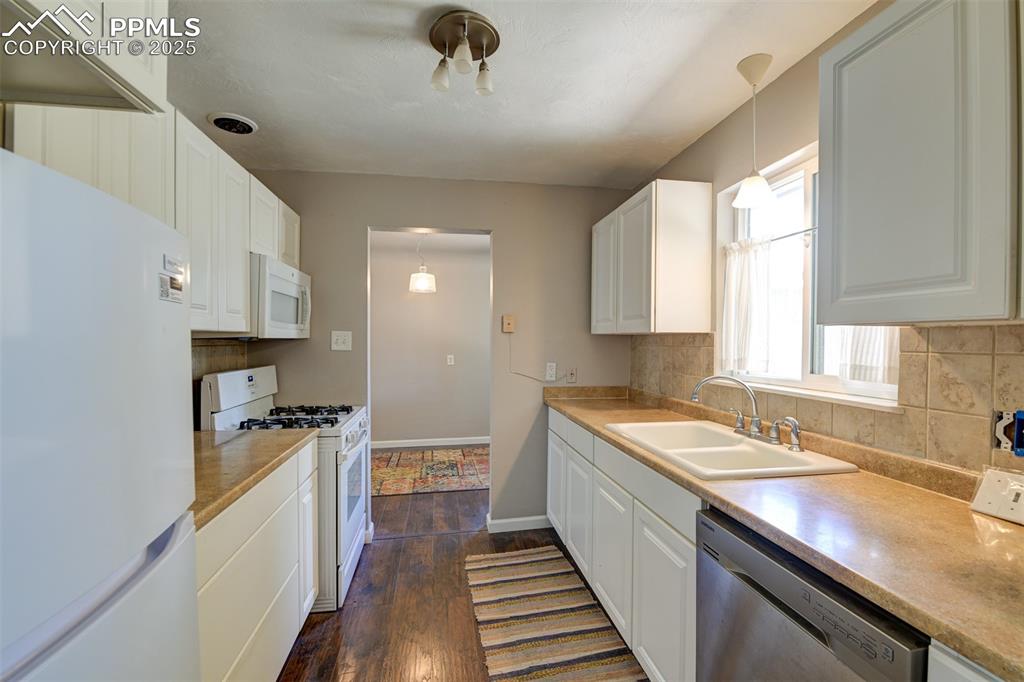 Image 14 of 23: Kitchen
