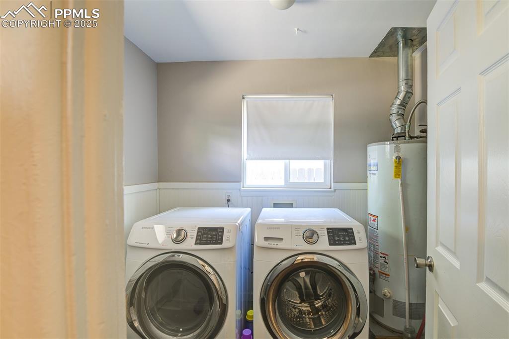 Image 15 of 23: Washer and dryer included
