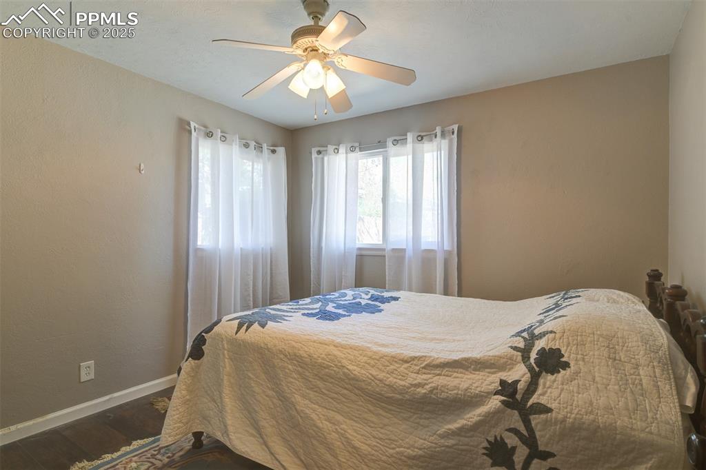 Image 16 of 23: Bedroom