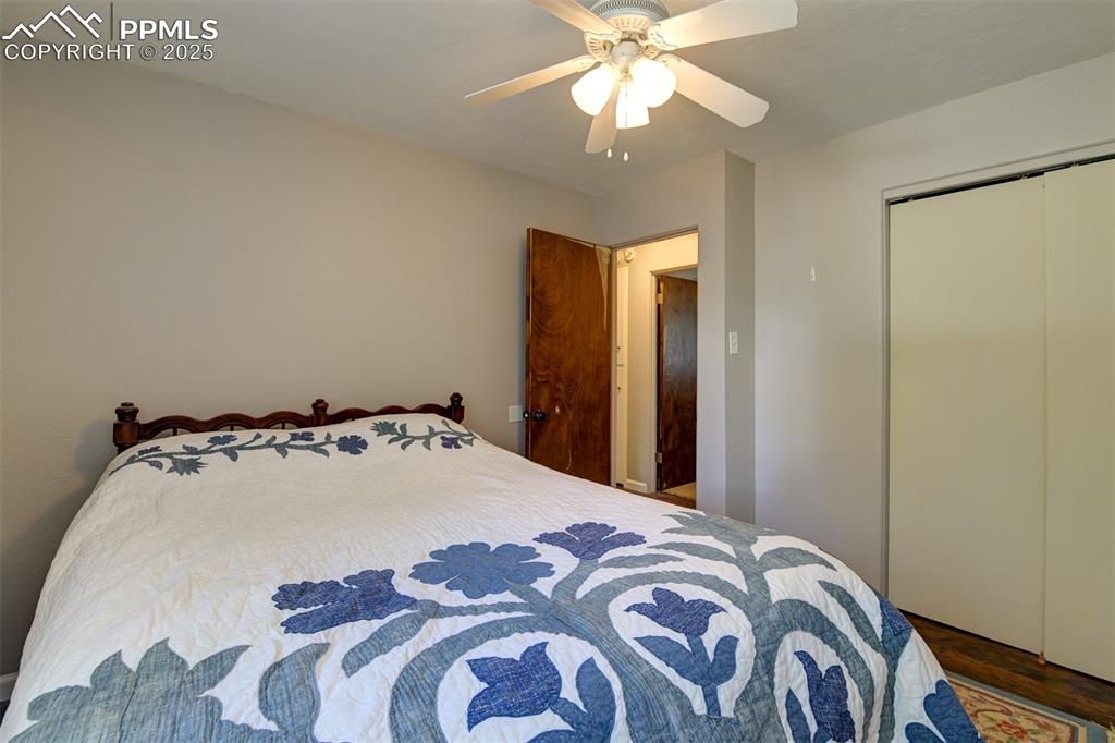 Image 18 of 23: Bedroom