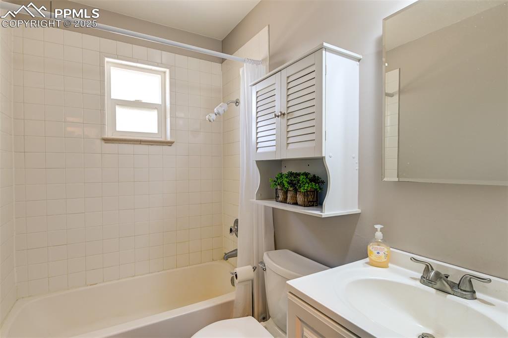 Image 19 of 23: Tub/shower combo