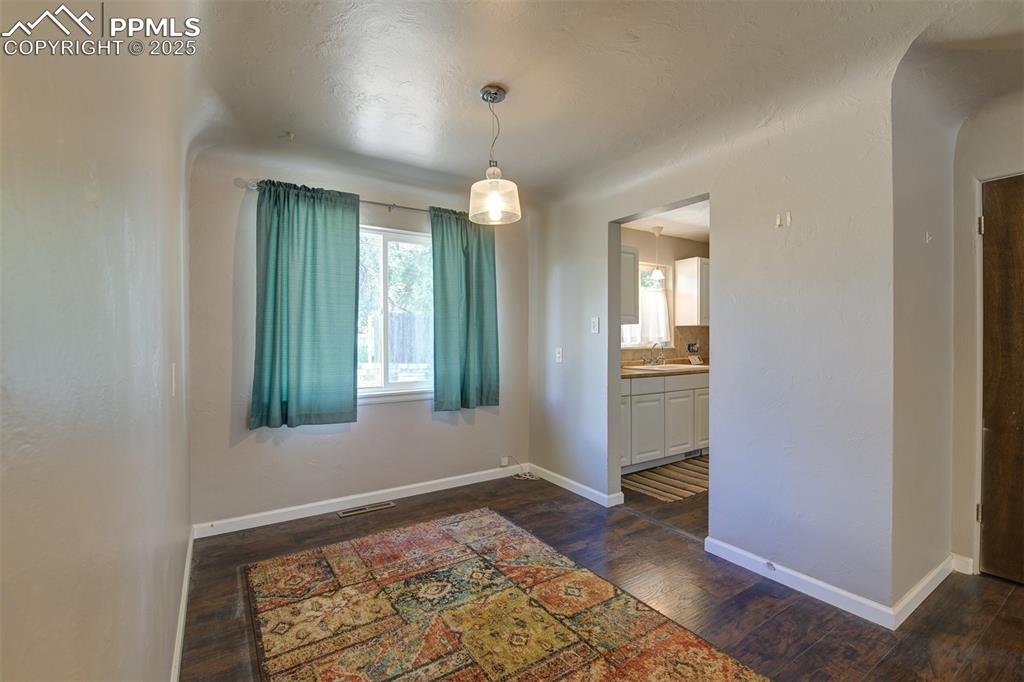 Image 9 of 23: Dining Area