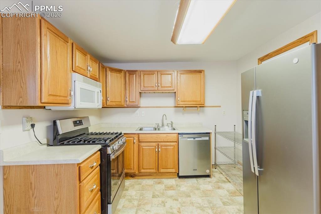 Image 14 of 34: Kitchen