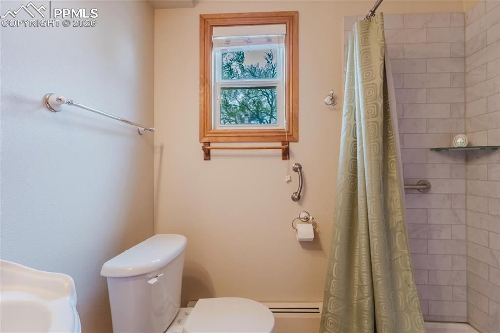 Image 24 of 34: Bathroom