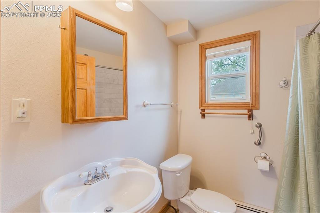 Image 25 of 34: Bathroom