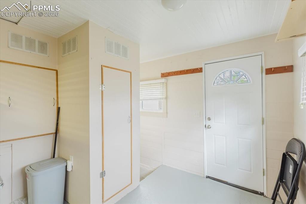 Image 27 of 34: Entry