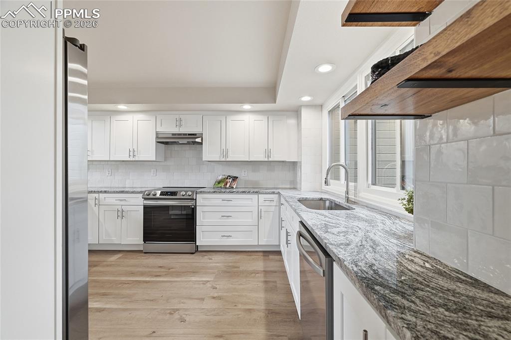 Image 10 of 49: Kitchen