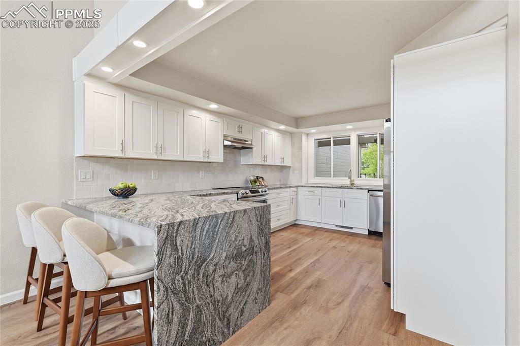 Image 13 of 49: Kitchen