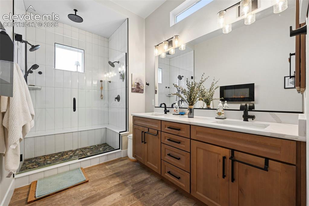 Image 18 of 48: Bathroom
