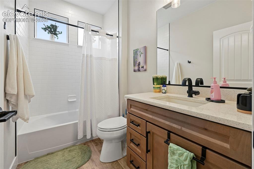 Image 21 of 48: Bathroom