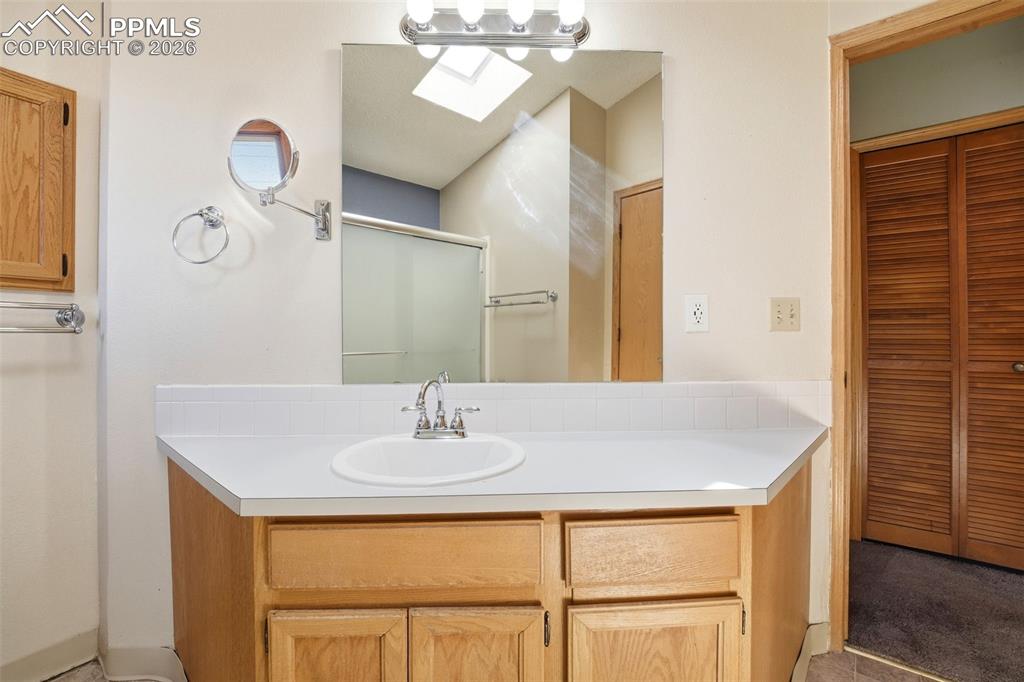 Image 22 of 46: Bathroom