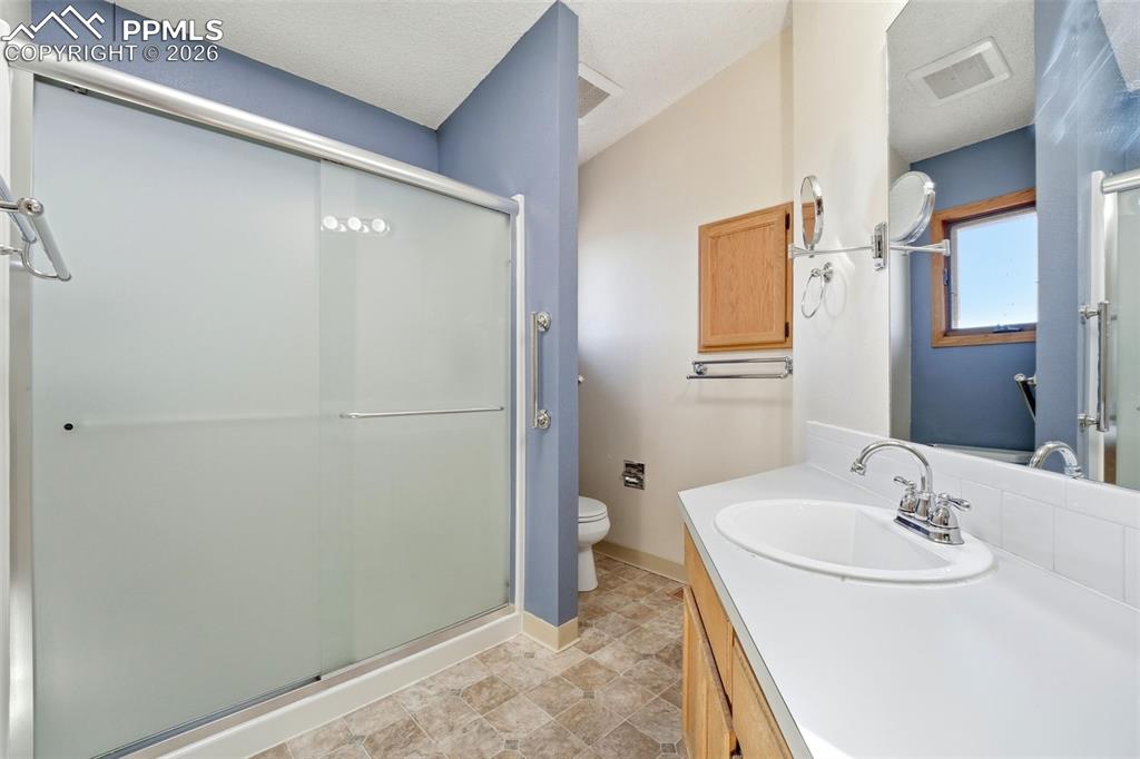 Image 23 of 46: Bathroom