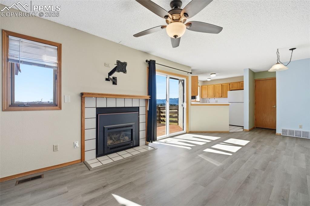 Image 28 of 46: Living Room