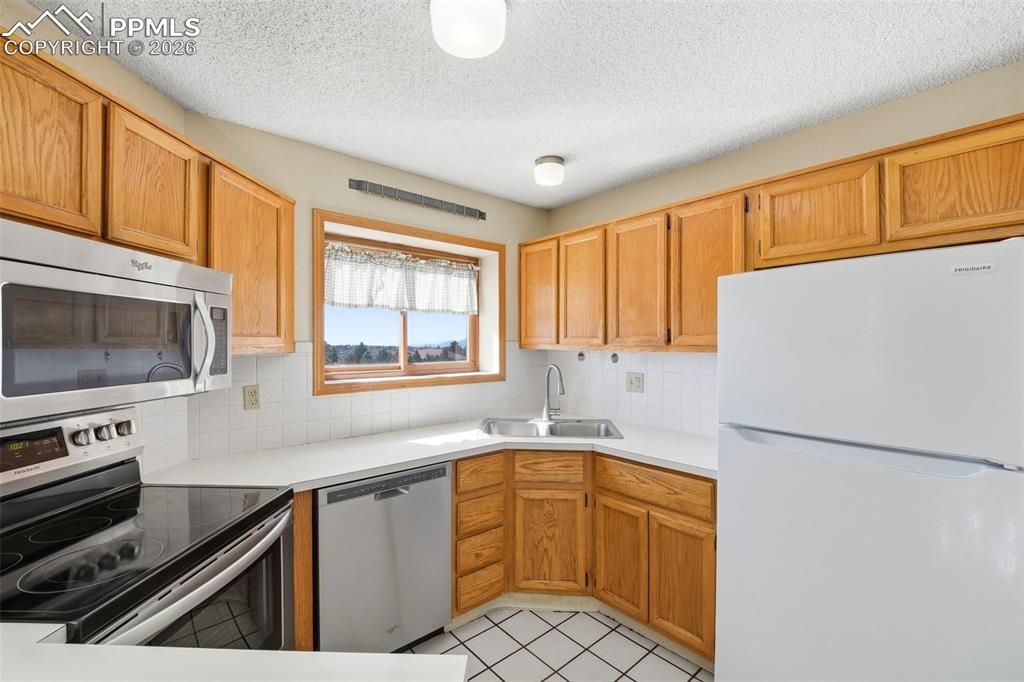 Image 33 of 46: Kitchen